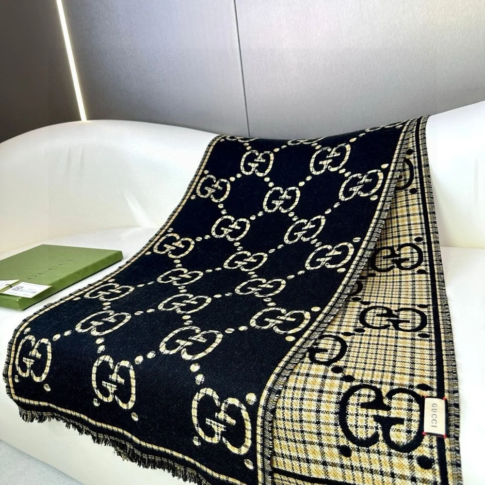 Gucci Women's Scarf in Black and Gold - Picture 4 of 5
